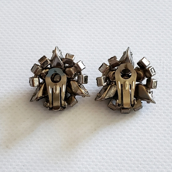 🟢 Unmarked Clear Rhinestone Clip-On Earrings Vintage 50s 60s - Picture 2 of 4